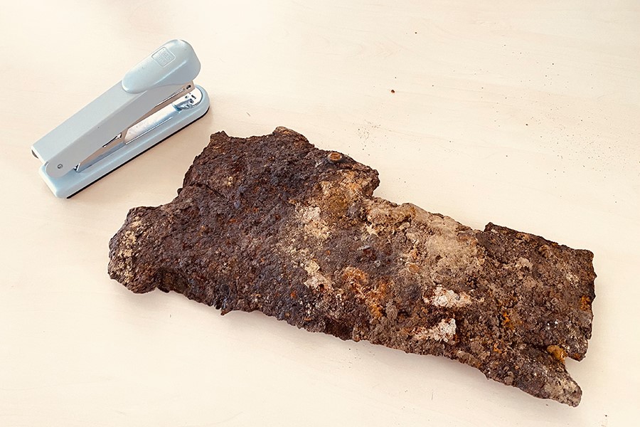 Bombensplitter neben Tacker.