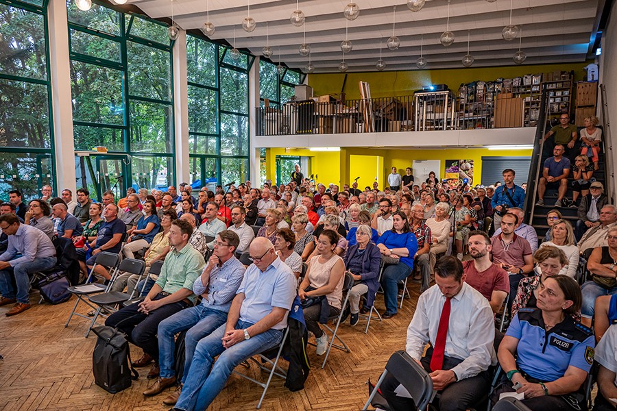 Einwohner in der Aula versammelt.