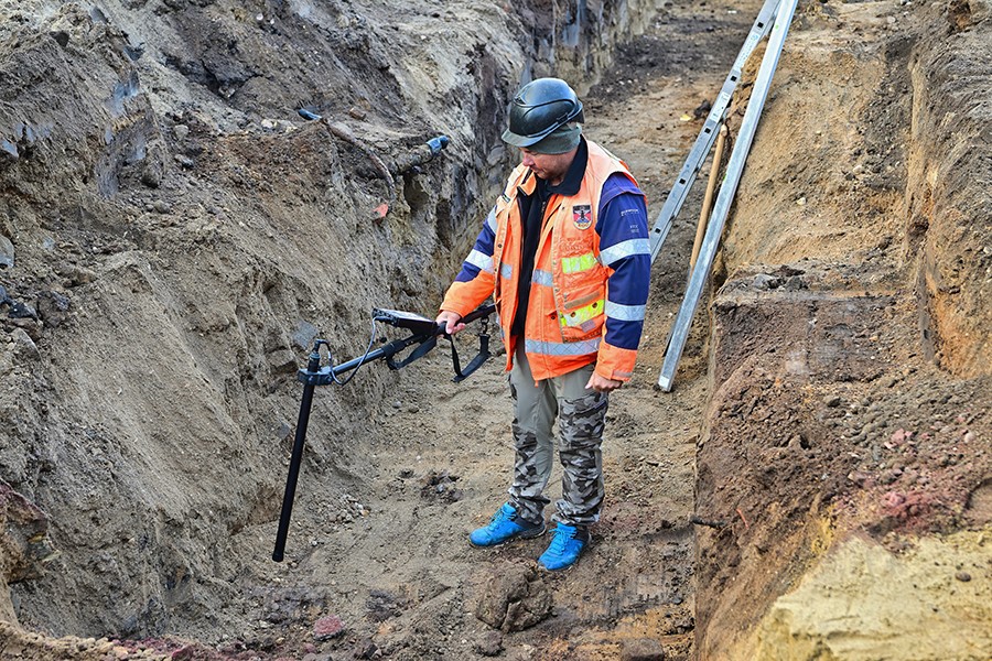 Ronald Wendt sucht mit einer Metallsonde die Baustelle nach Blindgängern ab.