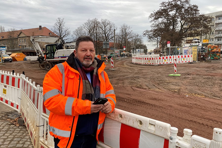 Mitarbeiter auf Baustelle.