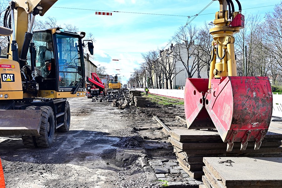 Bagger hebt Platten an.