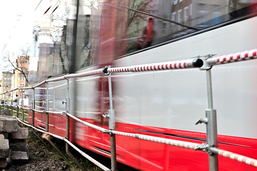 Bahn an Absperrung