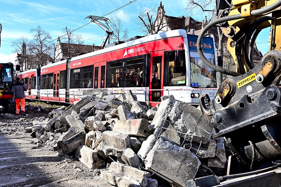 Bahn an Baustelle