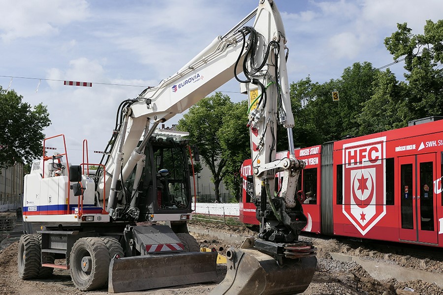 Straßenbahn und Bagger.