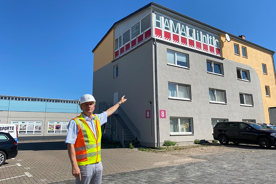 Mitarbeiter zeigt auf HAVAG Schriftzug.