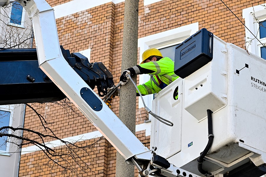 Beleuchtungsmast wird abgebaut.