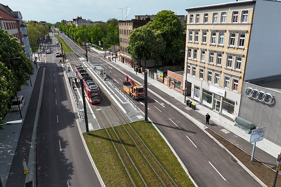 Straßenbahn an Haltestelle.