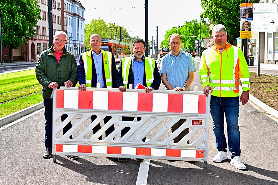 Projektbeteiligte geben Straße frei.