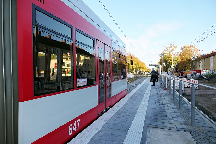 Bahn an Bahnsteig.