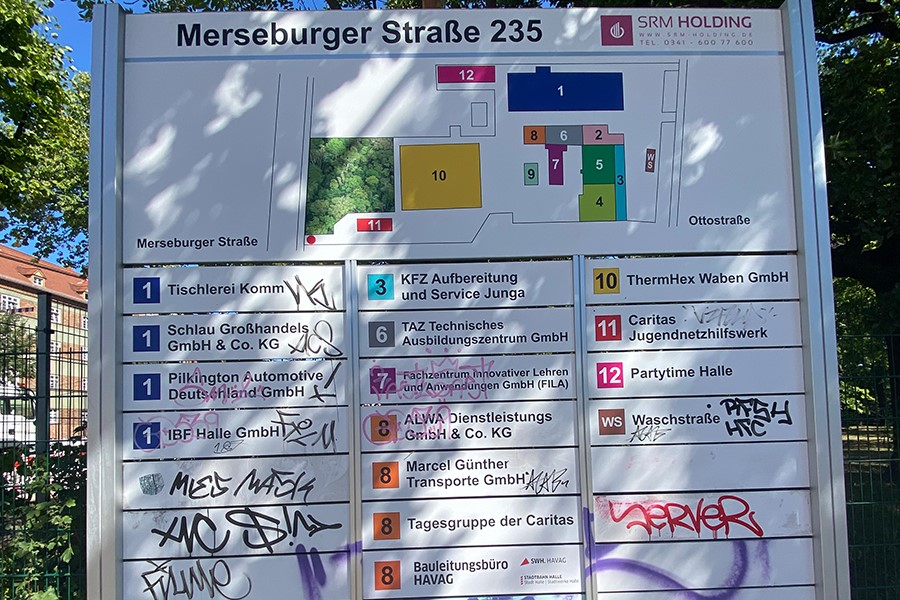 Hinweisschild mit Karte.