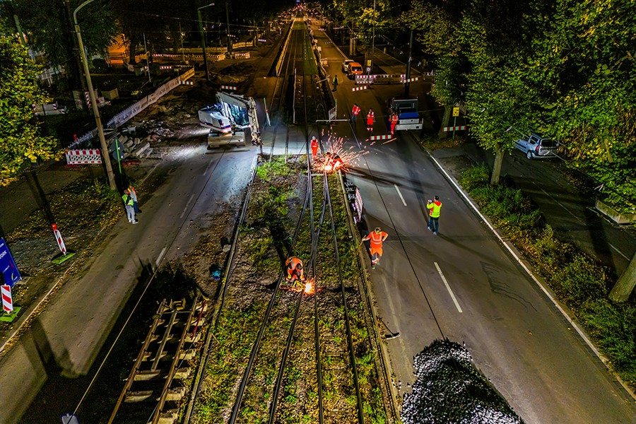 Neues Gleis wird eingebaut.