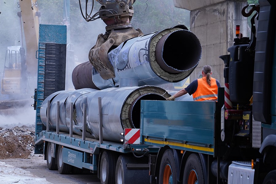 Alte Rohre werden auf LKW geladen.