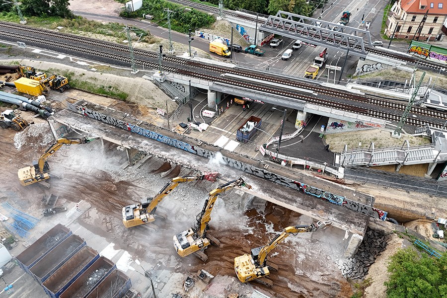 Vier Bagger reißen Brücke ab.
