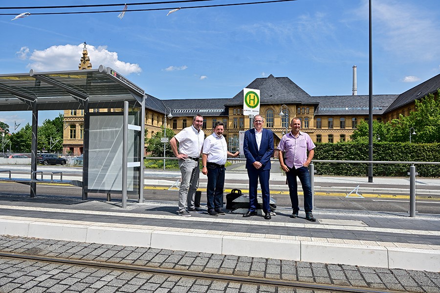 Projektbeteiligte vor der neuen Haltestelle.