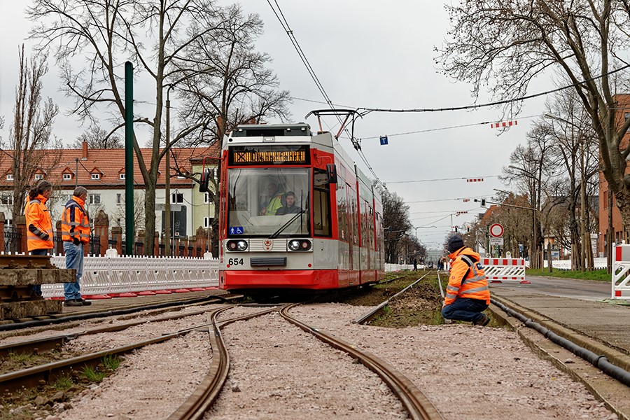 Tram auf neuer Weiche.