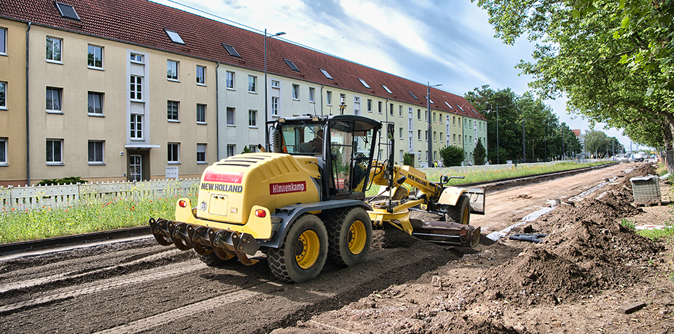 Ein Bagger steht im Baugebiet auf der Dessauer Straße.