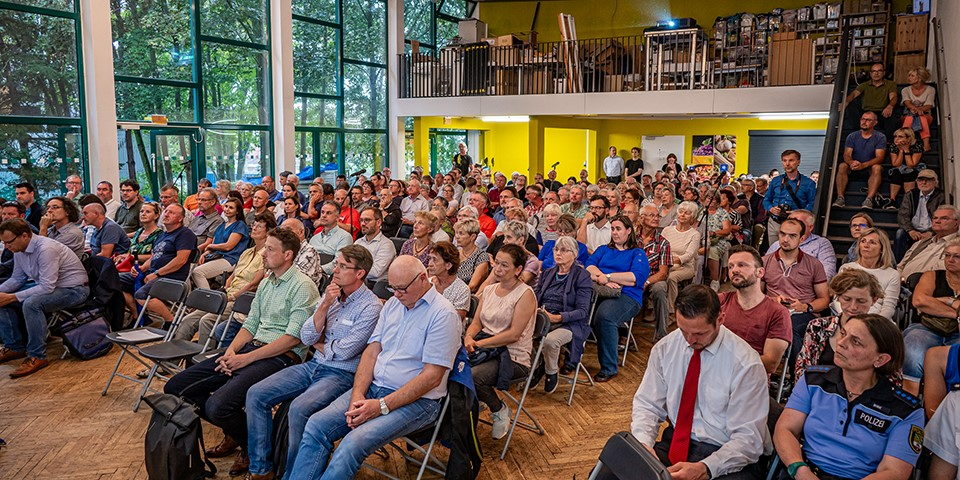 Einwohner in der Aula versammelt.