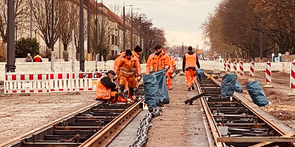 Mitarbeiter an den neuen Gleisen.
