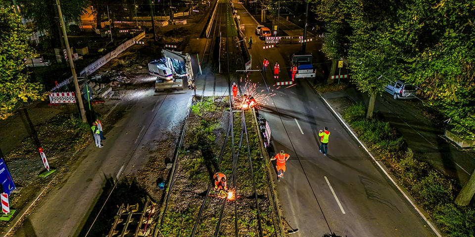 Neues Gleis wird verschweißt.