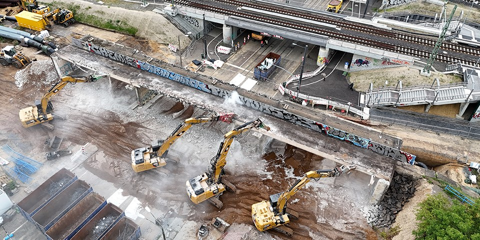 Bagger reißen Brücke ab.
