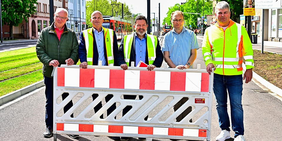 Projektbeteiligte an Straßensperre.