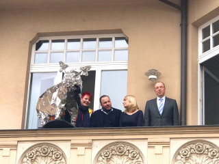 Das Glitzerschwein wurde heute enthüllt von Heike Knopf (HAVAG), Marc Fromm (Künstler), Dr. Petra Sachse (Stadt Halle) und Anwalt Uwe Foppe auf dem Balkon der Anwaltskanzlei.   