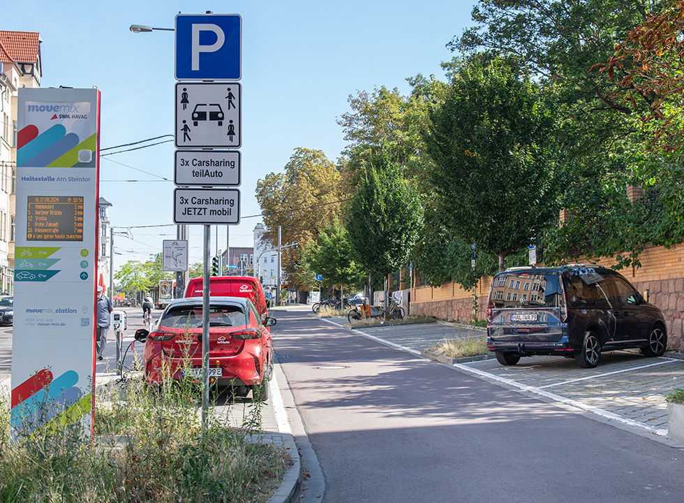 Die movemix_station an der Haltestelle Am Steintor mit Auto- und Fahrradverleih.