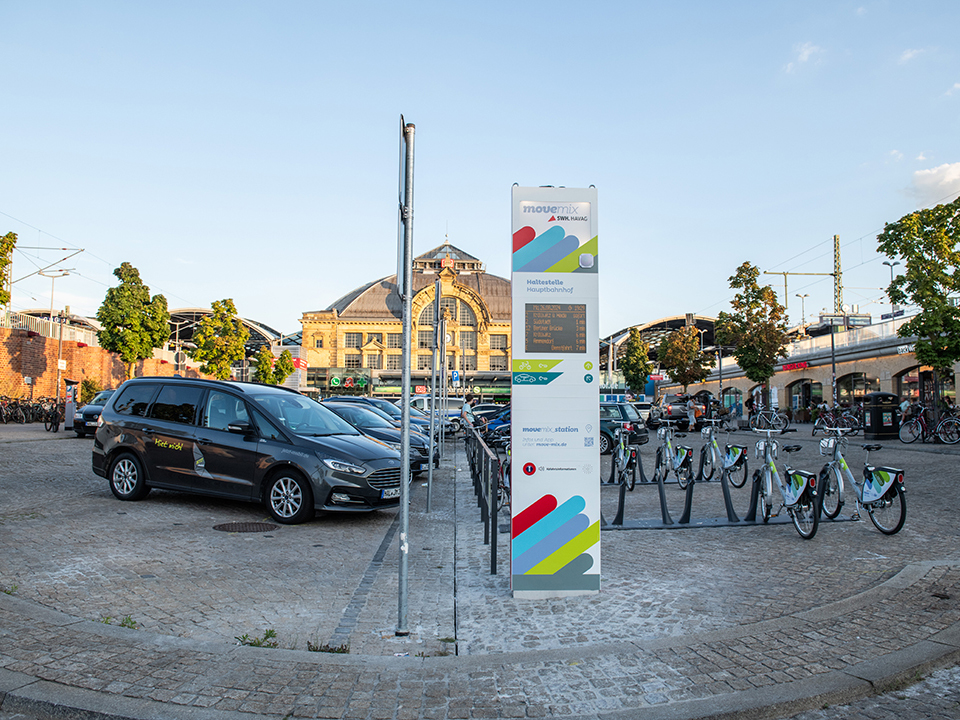 movemix_station am Hauptbahnhof mit Leihautos und Fahrrädern.