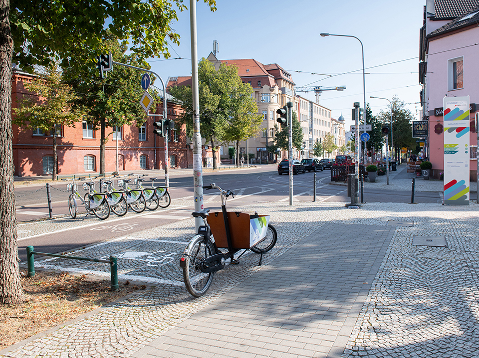 movemix_station am Reileck mit einem Lastenrad und Leihfahrrädern.