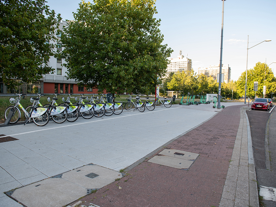 movemix_station an der Haltestelle S-Bahnhof Neustadt mit Leihfahrrädern.