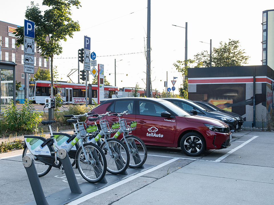 movemix_station in der Südstadt mit Carsharing und Leihfahrrädern.