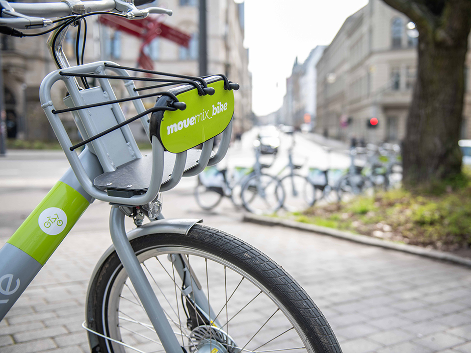 Ein movemix_bike am Joliot-Curie-Platz.