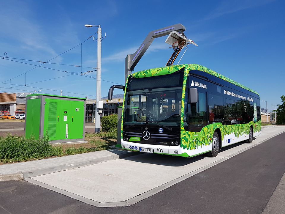 eBus 101 auf dem Betriebshof an der Ladestation.