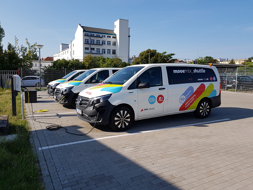 Unsere movemix_shuttles an der Ladestation.