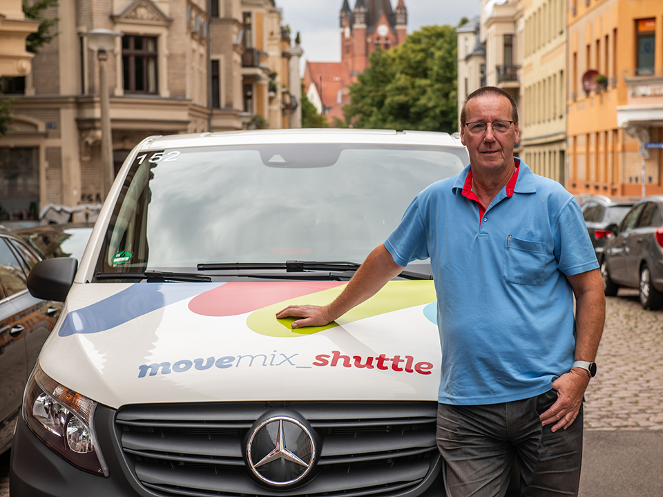 Das movemix_shuttle steht mit einem Fahrer im Paulusviertel.
