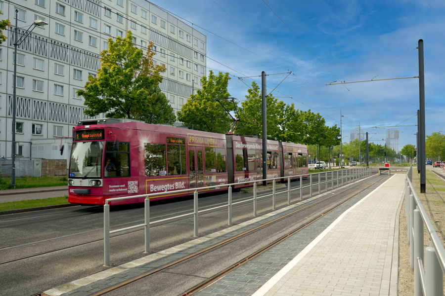Tram an Haltestelle.