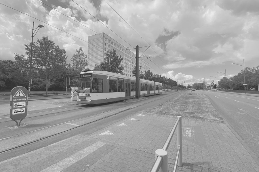 Tram an der Haltestelle in schwarz-weiß.