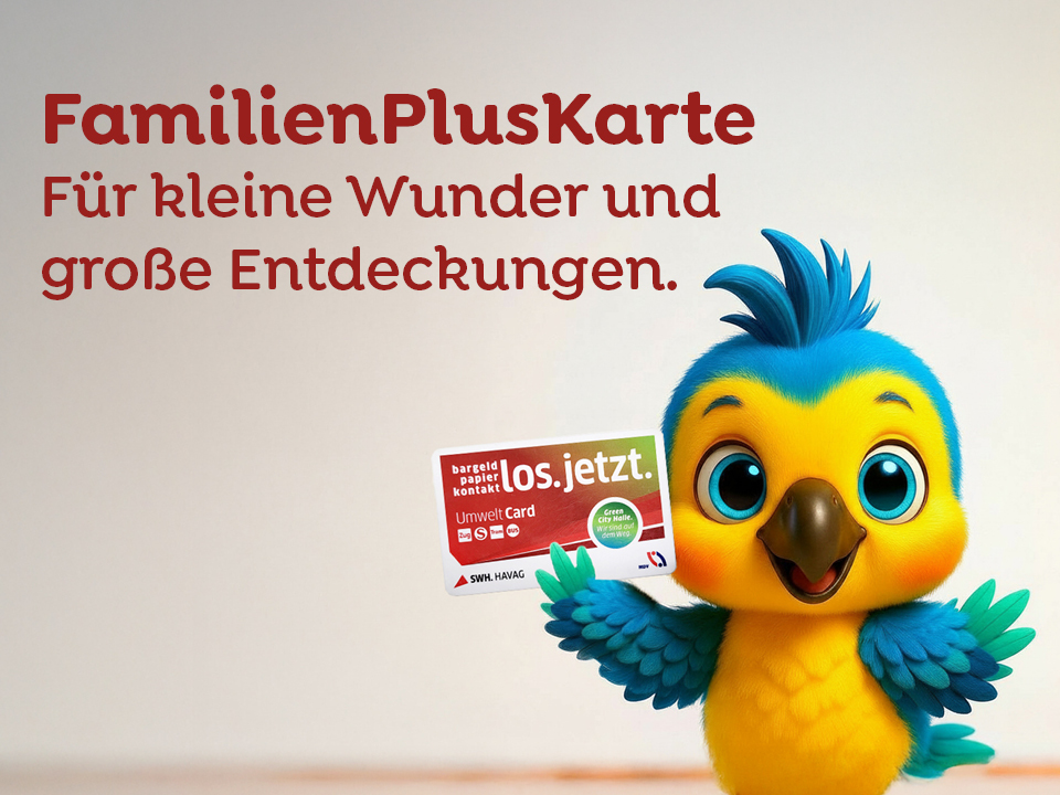 Ein Küken zeigt die die Chipkarte, auf der die FamilienPlusKarte gespeichert ist.