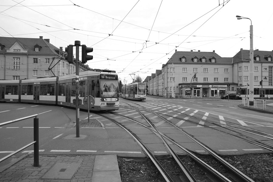 Ein Schwarz-Weiß-Bild: Eine Straßenbahn fährt um die Kurve.