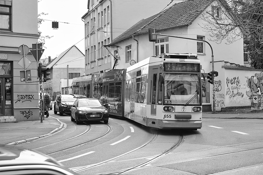 Bahn an Engstelle auf Straße.