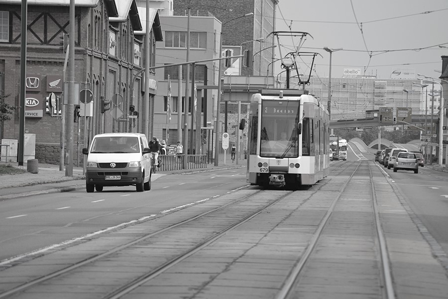 Straßenbahn auf einer mehrspurigen Straße