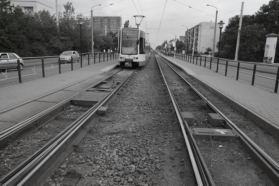 Tram an Haltestelle.