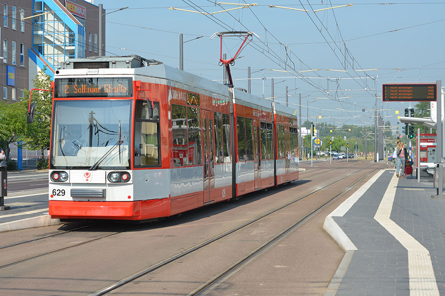 Tram an Haltestelle.