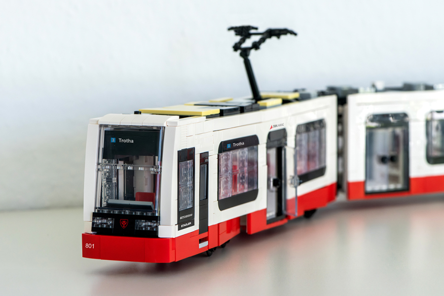 TINA-Bahn aus Klemmbausteinen.