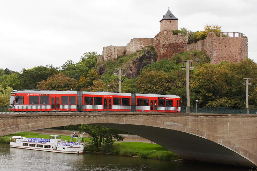Burg Giebichenstein mit einer Straßenbahn, die über die Giebichensteinbrücke fährt.