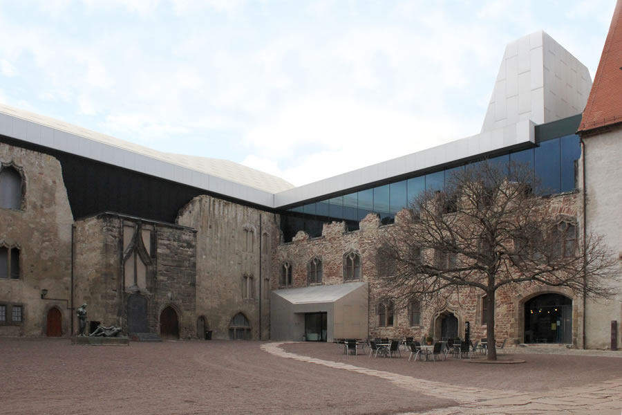 Innenhof der Moritzburg mit Kunstmuseum