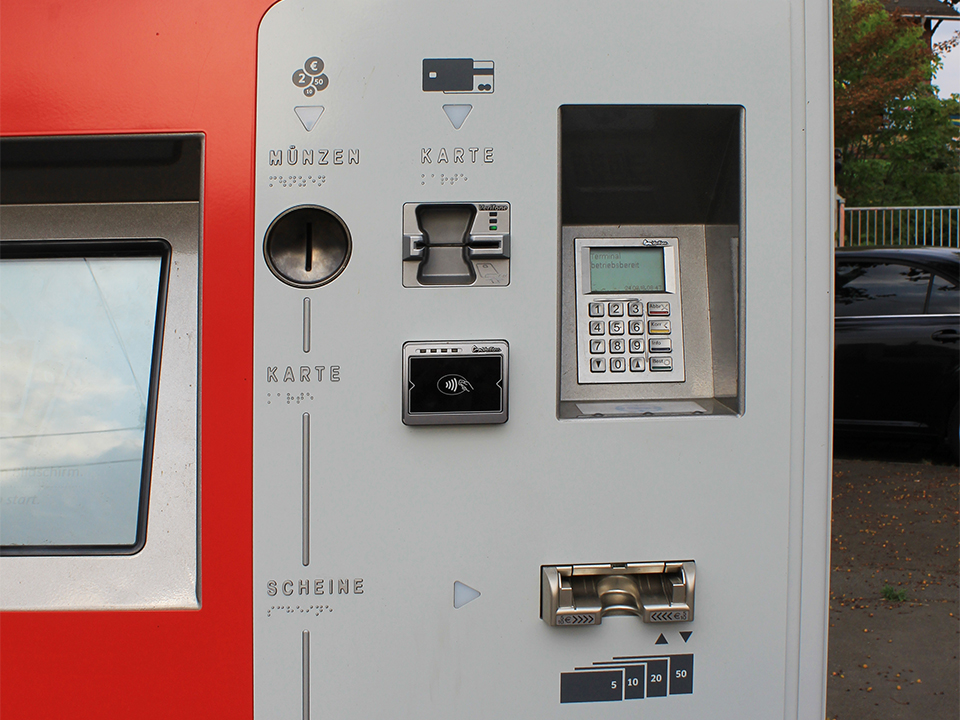 Detailansicht eines stationären Ticketautomaten.