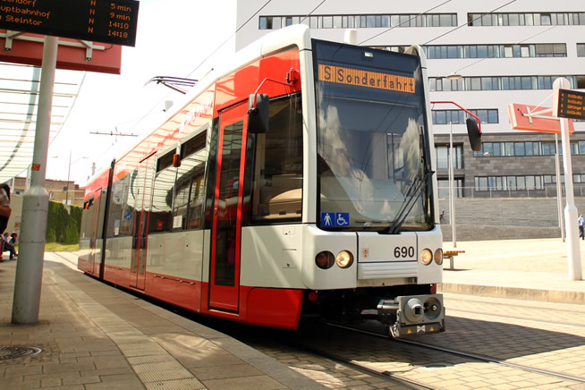 Eine Straßenbahn an der Haltestelle Reileck als Sonderverkehr.