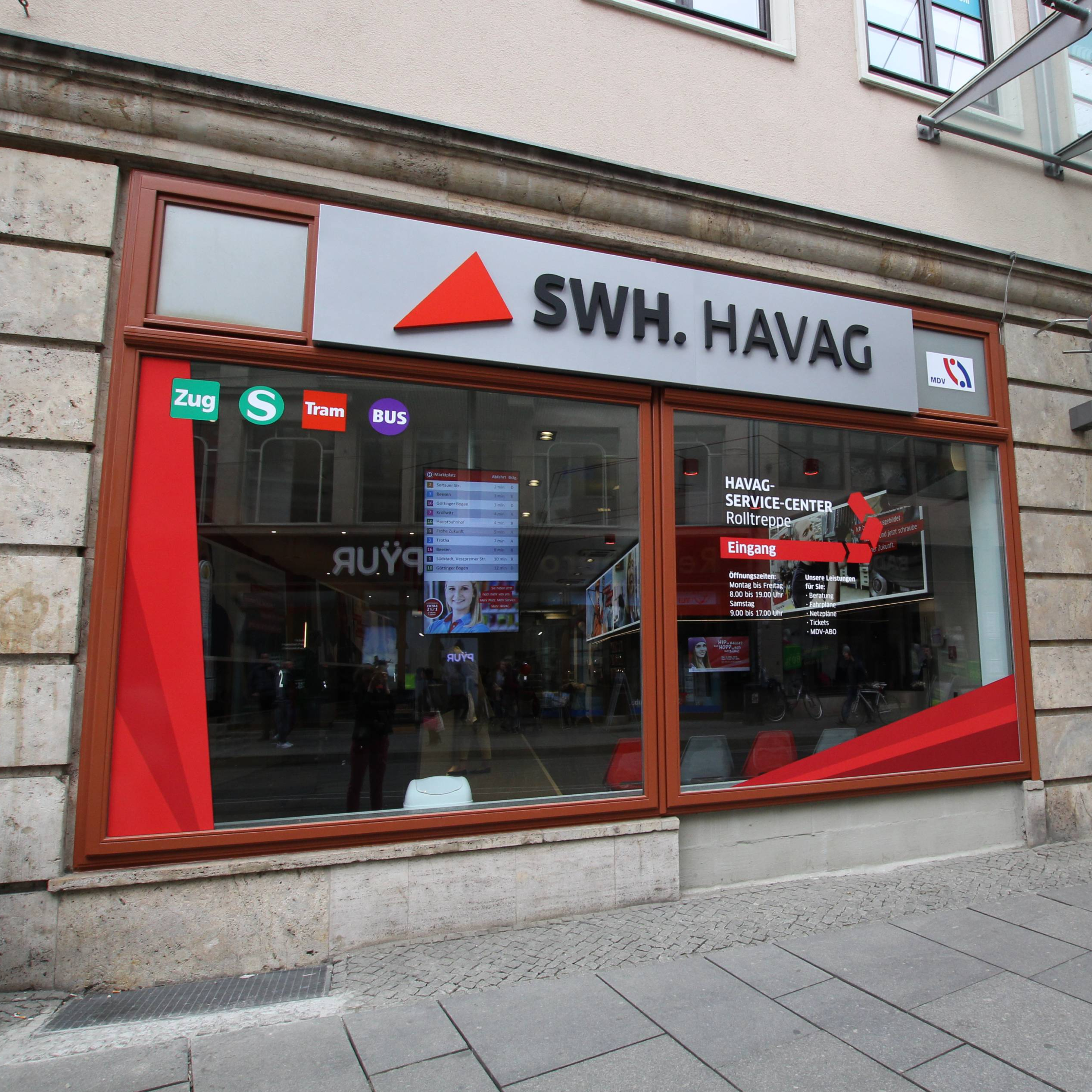 Das Schaufenster mit dem Eingang zum Service-Center.