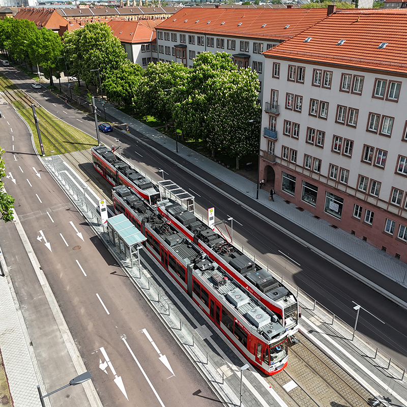 Zwei Trams an der Haltestelle.